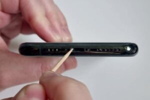 Cómo limpiar el puerto de carga del celular con cuidado