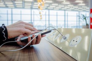 Riesgos de usar cargadores USB públicos en aeropuertos